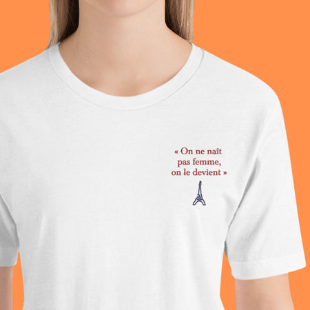 Liberté Chérie™ | <b>T-shirt Féministe Brodé On Ne Naît Pas Femme On Le Devient</b>